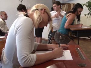 Une étudiante à des cours d'éducation sexuelle