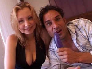 Une jolie blonde amatrice de cul